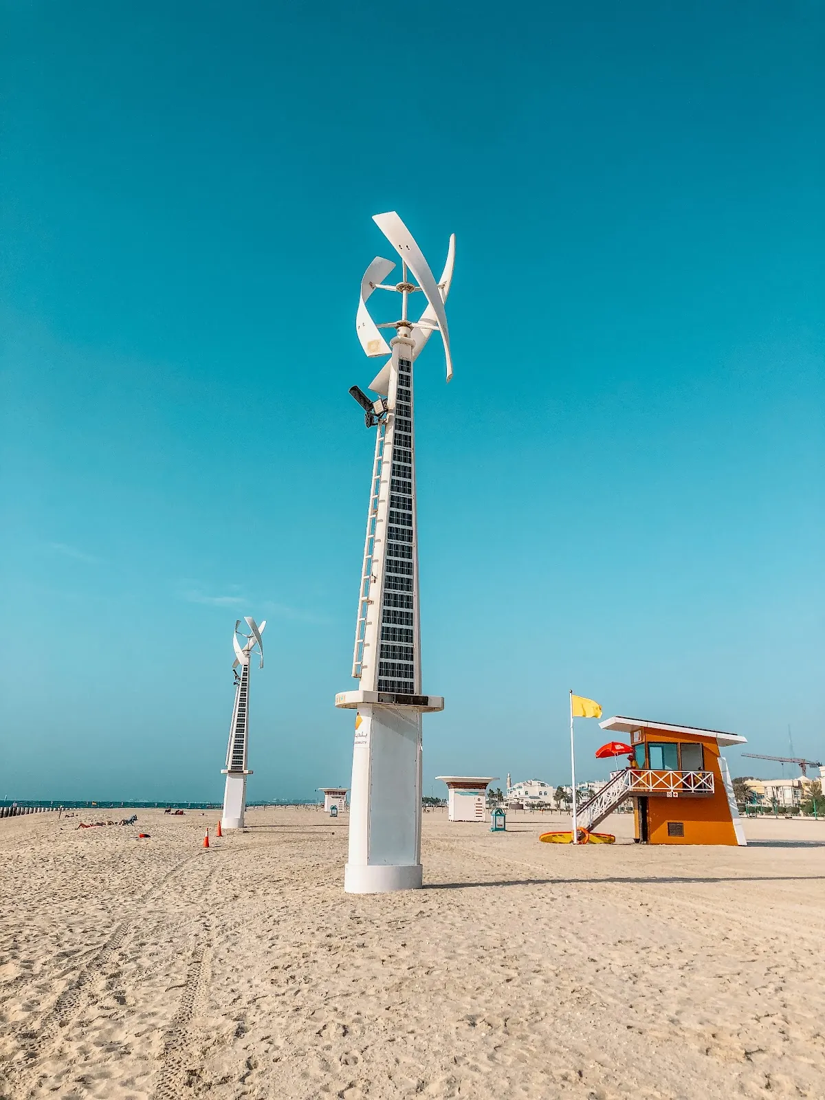 The pole and lifeguard tower on Kite Beach